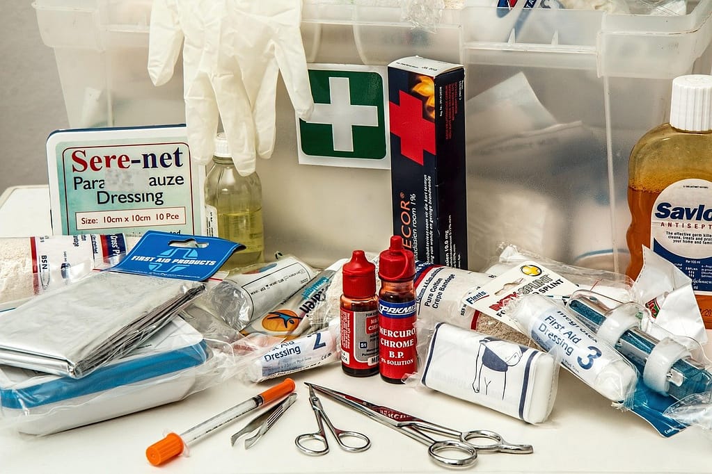 Premiers secours, trousse, trousse de premiers secours, médical, urgence, médicament, croix, boîte, la sécurité d'abord, blessure, pharmacie, premiers secours, traitement, sauvetage, accident, bandage, soins de santé, assister, aider, douleur, soins, pharmacie