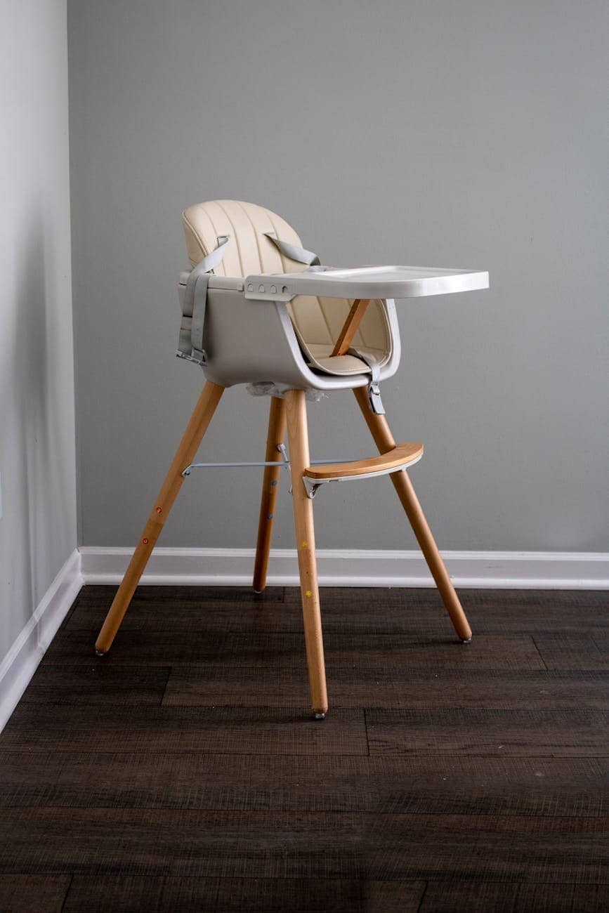 Chaise haute blanche et marron